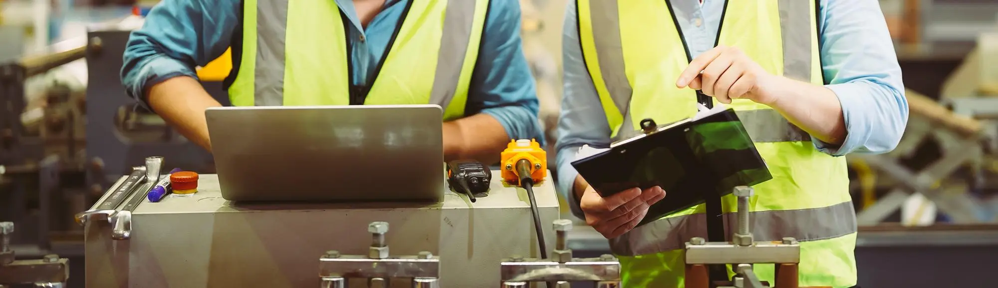 Digitales CAQ‑Dashboard mit Prüfmerkmalen und Messwerten