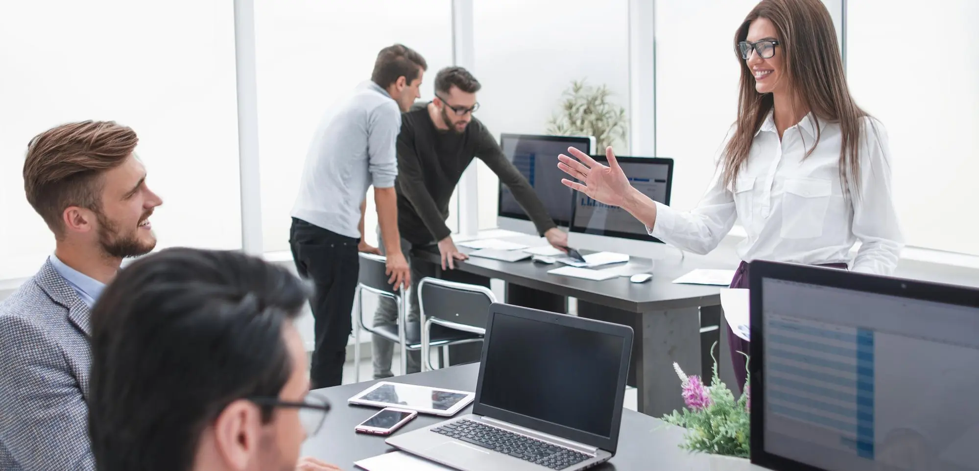 Business‑Team arbeitet mit moderner ERP‑Software CODE.3“