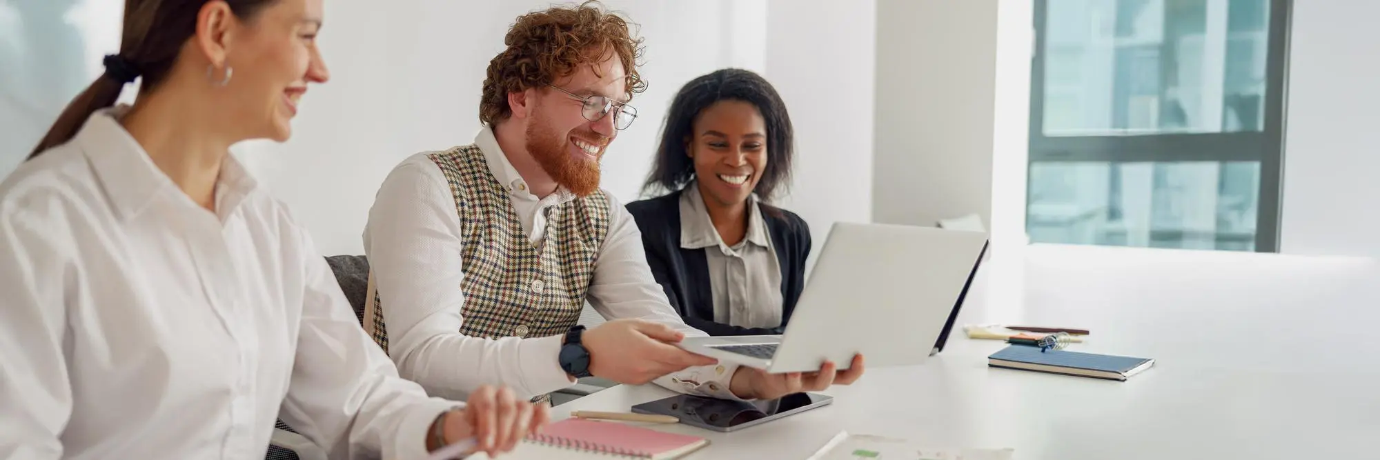 Team arbeitet digital mit Dokumenten in moderner Bürosoftware