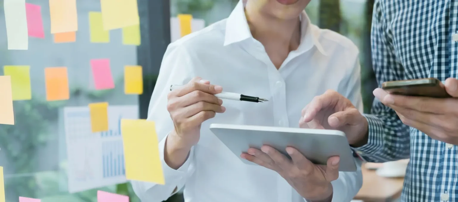 Team arbeitet mit digitalem Projektboard zur Steuerung von Dienstleistungsprojekten