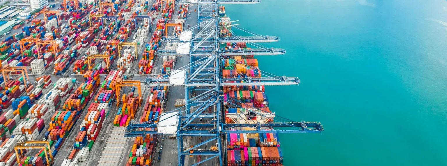 Digitales Dashboard zeigt internationale Lieferketten und flexible Währungen in CODE.3 ERP