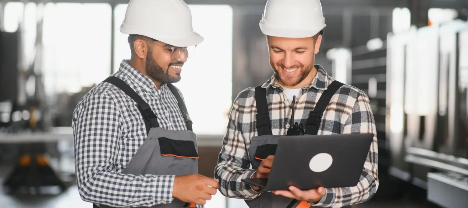 Produktionsmitarbeiter arbeitet mit digitalem Workflow‑Dashboard in CODE.3 ERP