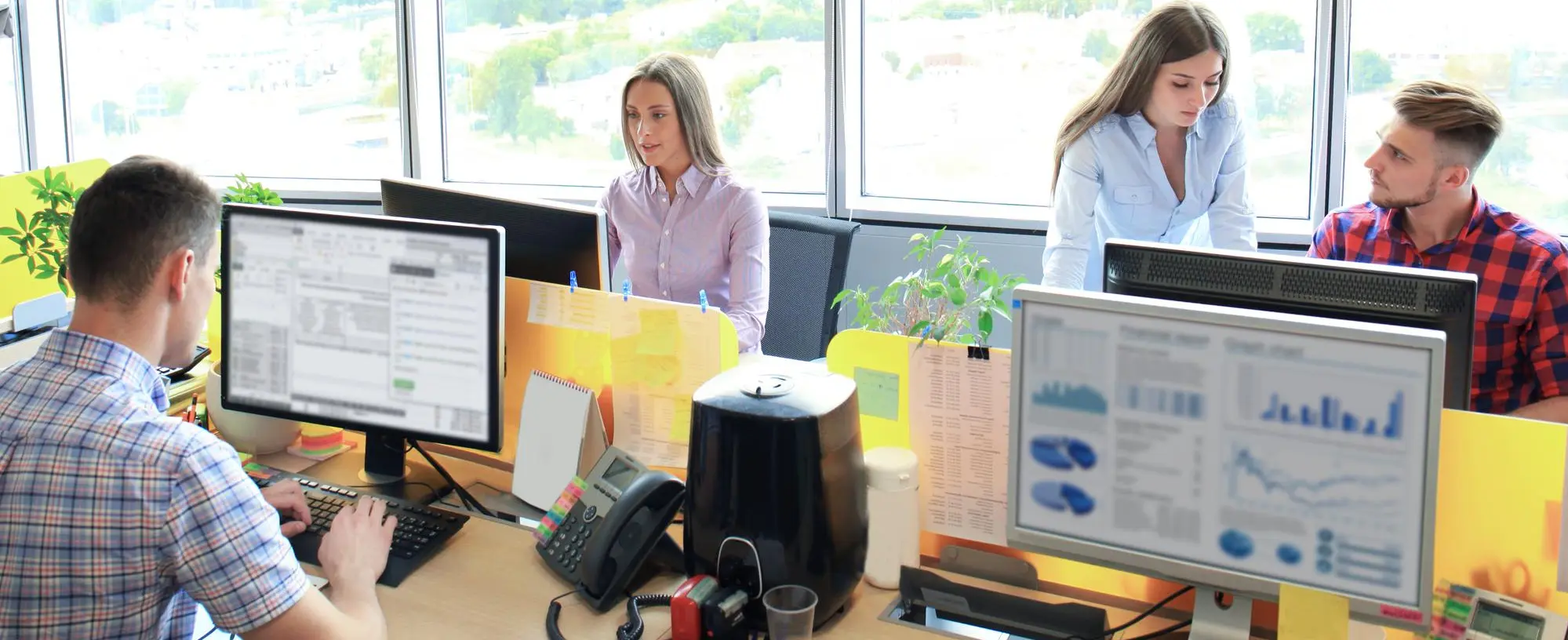 Modernes ERP‑Dashboard mit Diagrammen und Kennzahlen der CODE.3 Zentrale